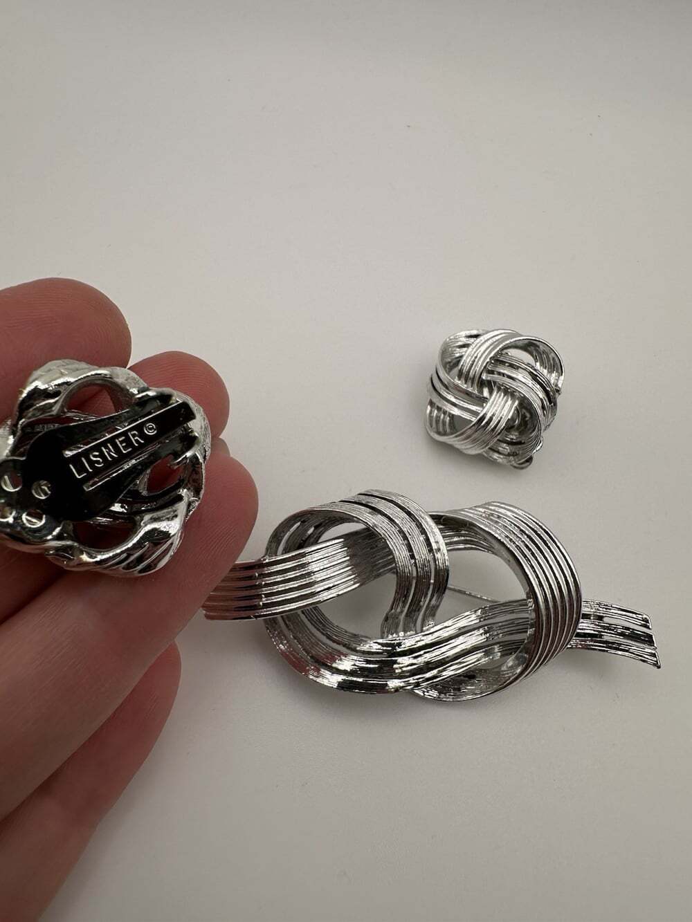 LISNER Silver Tone Knot Brooch Pin & Clip-On Earrings Jewelry Set - Picture 4 of 6